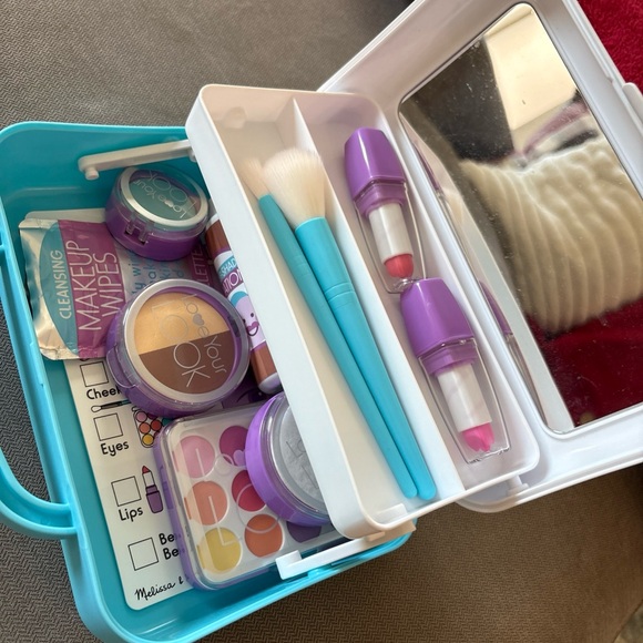 Melissa & Doug Love Your Look Toy Box - White and Blue - Picture 5 of 10